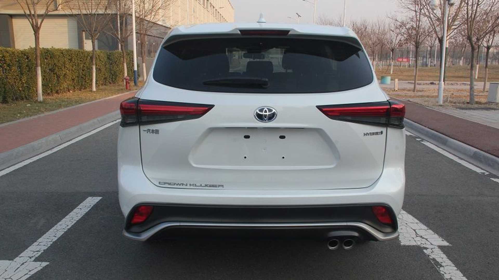 Mặt sau của Toyota Crown Kugler 2022